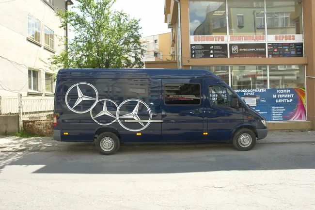 Облепен бус с логото на Mercedes